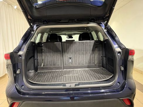 Used 2023 Toyota Highlander XLE AWD/4WD image 11