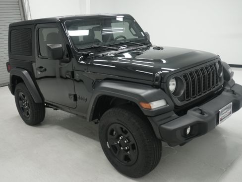 Used 2025 Jeep Wrangler Sport AWD/4WD image 3