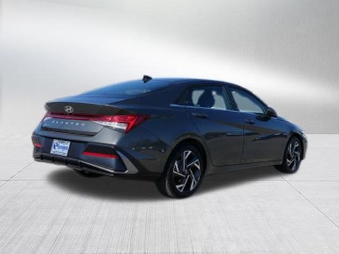 Used 2024 Hyundai Elantra SEL w/ Convenience Package image 3