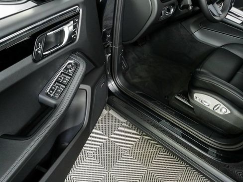 Certified 2026 Porsche Macan AWD/4WD image 8