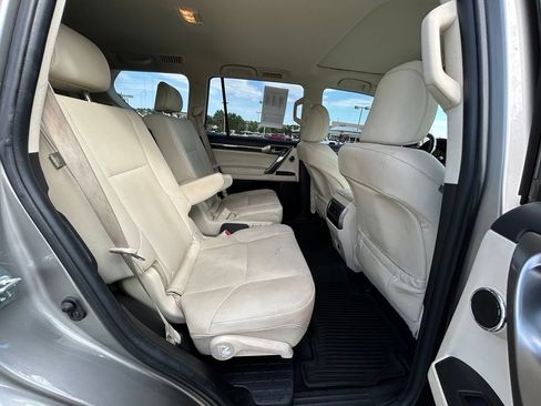 Used 2023 Lexus GX 460 Premium w/ Accessory Package AWD/4WD image 31