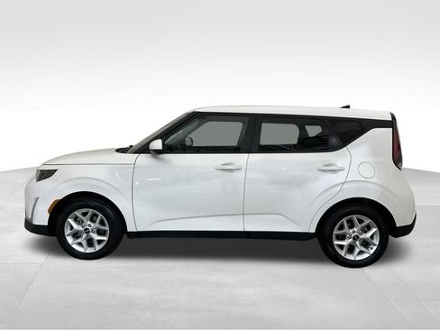 Used 2023 Kia Soul LX w/ LX Technology Package FWD image 2