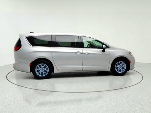Used 2023 Chrysler Pacifica Touring-L FWD image 8