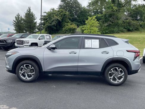 Used 2024 Chevrolet Trax LT w/ Driver Confidence Package FWD image 3