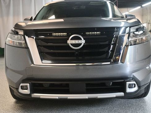 Used 2024 Nissan Pathfinder Platinum FWD image 12