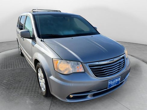 Used 2014 Chrysler Town & Country Touring image 3