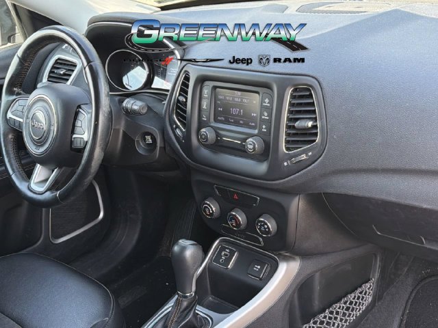 Used 2018 Jeep Compass Latitude FWD image 11
