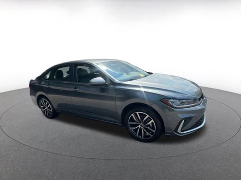 Used 2025 Volkswagen Jetta SE image 2