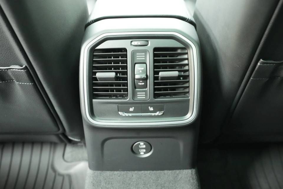 Certified 2026 Porsche Macan AWD/4WD image 26