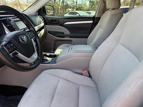 Used 2019 Toyota Highlander LE image 19