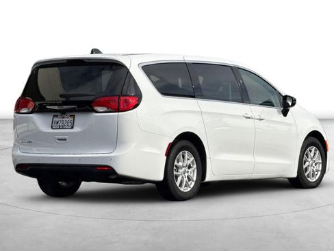 Used 2025 Chrysler Voyager LX image 6