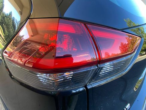 Used 2018 Nissan Rogue S FWD image 19