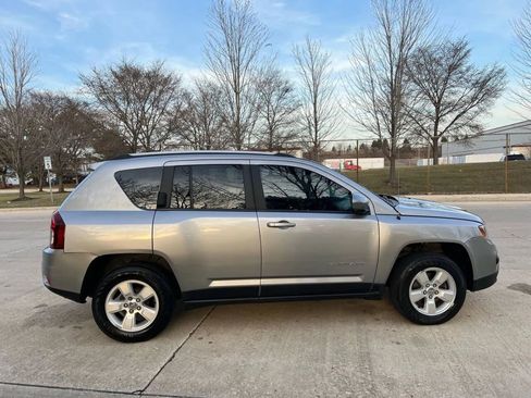 Used 2017 Jeep Compass Latitude image 10