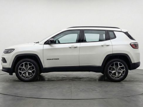 Used 2025 Jeep Compass Limited image 5