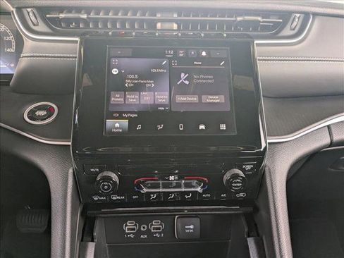 Used 2025 Jeep Grand Cherokee Laredo AWD/4WD image 14