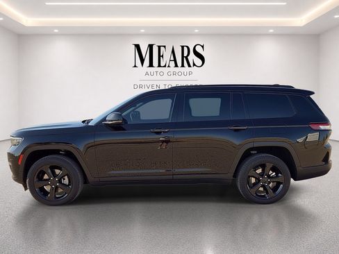 Used 2022 Jeep Grand Cherokee L Limited w/ Black Appearance Package AWD/4WD image 2