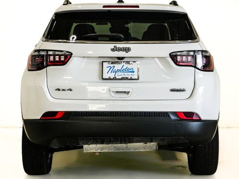 Used 2025 Jeep Compass Latitude w/ Sun & Sound Group AWD/4WD image 8