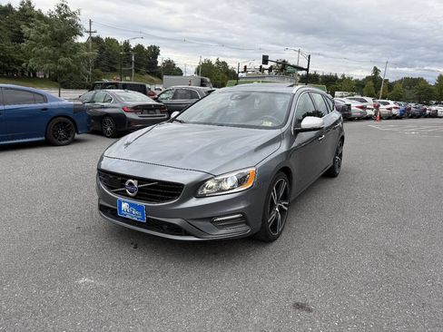 Used 2017 Volvo V60 T6 R-Design Platinum w/ Climate Package AWD/4WD image 2
