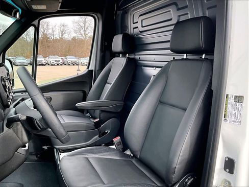 Used 2025 Mercedes-Benz Sprinter 2500 image 9