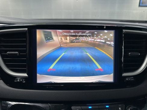 Used 2025 Chrysler Pacifica Select image 37
