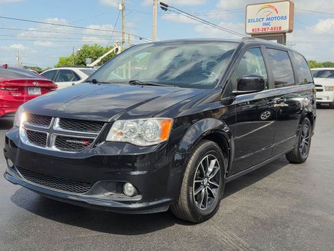 Used 2019 Dodge Grand Caravan SXT FWD image 2