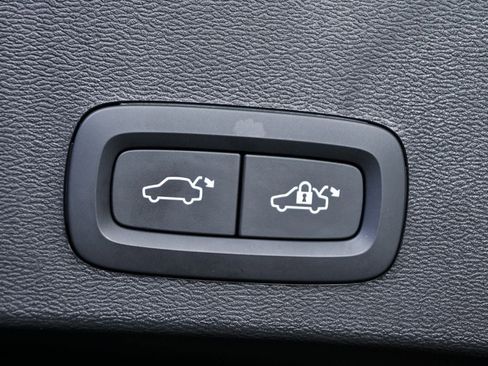 Certified 2023 Volvo XC40 B4 Plus w/ Driver Assist Package FWD image 33