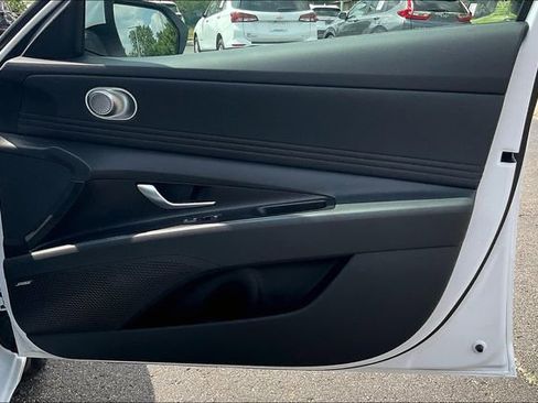 New 2025 Hyundai Elantra Limited image 29