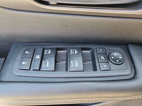 Used 2027 Chrysler Pacifica Limited FWD image 20