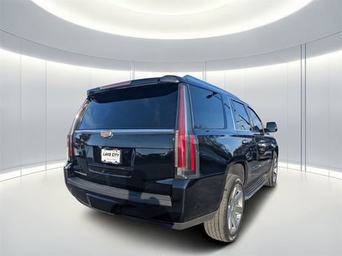 Used 2018 Cadillac Escalade Luxury image 4