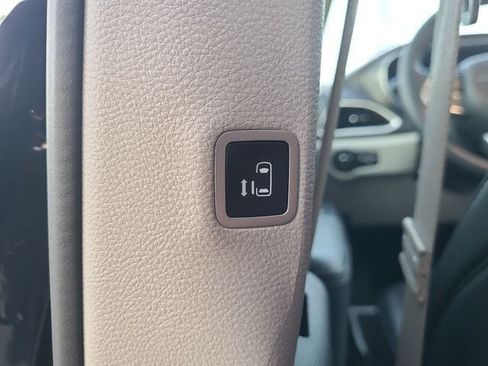 Used 2024 Chrysler Pacifica Touring-L FWD image 15