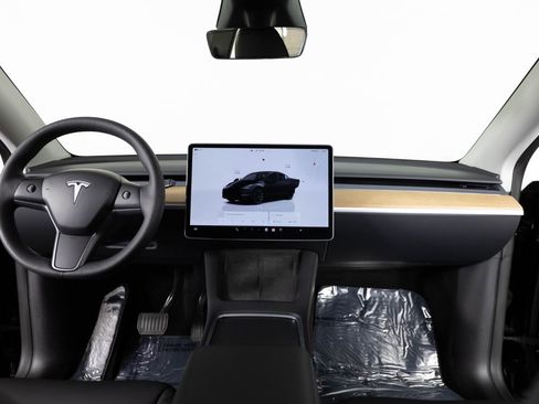 Used 2024 Tesla Model Y AWD image 34