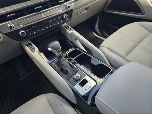 Used 2024 Kia Telluride EX w/ EX Captain's Chair Package image 17