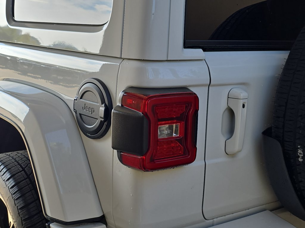Used 2021 Jeep Wrangler Unlimited Sahara AWD/4WD image 35