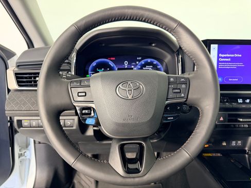 Used 2025 Toyota Camry XLE FWD image 13