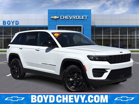 Used 2025 Jeep Grand Cherokee Altitude AWD/4WD image 1
