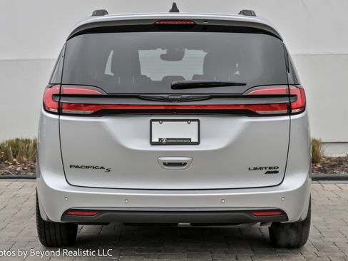 Used 2024 Chrysler Pacifica Limited w/ S Appearance Package image 7