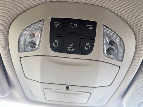 Used 2022 Chrysler Voyager LX FWD image 37