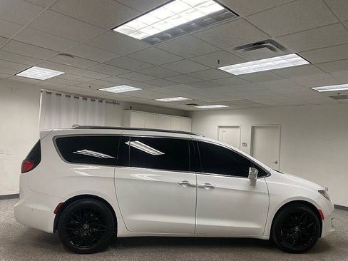 Used 2017 Chrysler Pacifica Limited image 4