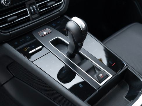 Certified 2025 Porsche Macan AWD/4WD image 29