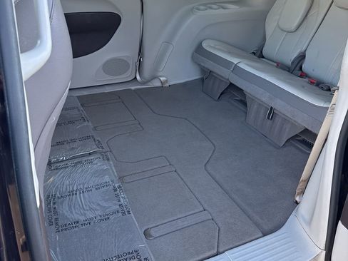 Used 2019 Chrysler Pacifica Touring-L w/ Premium Audio Group image 18