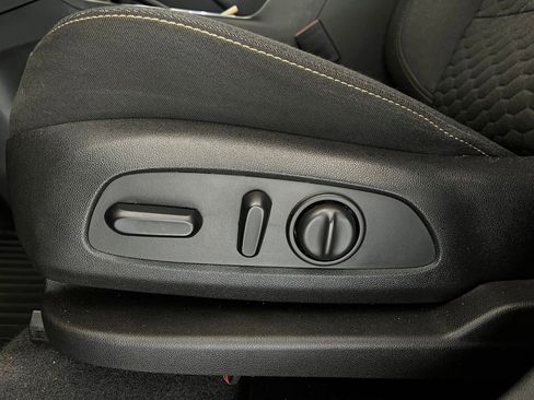 Used 2019 Chevrolet Equinox LT w/ Driver Convenience Package image 16