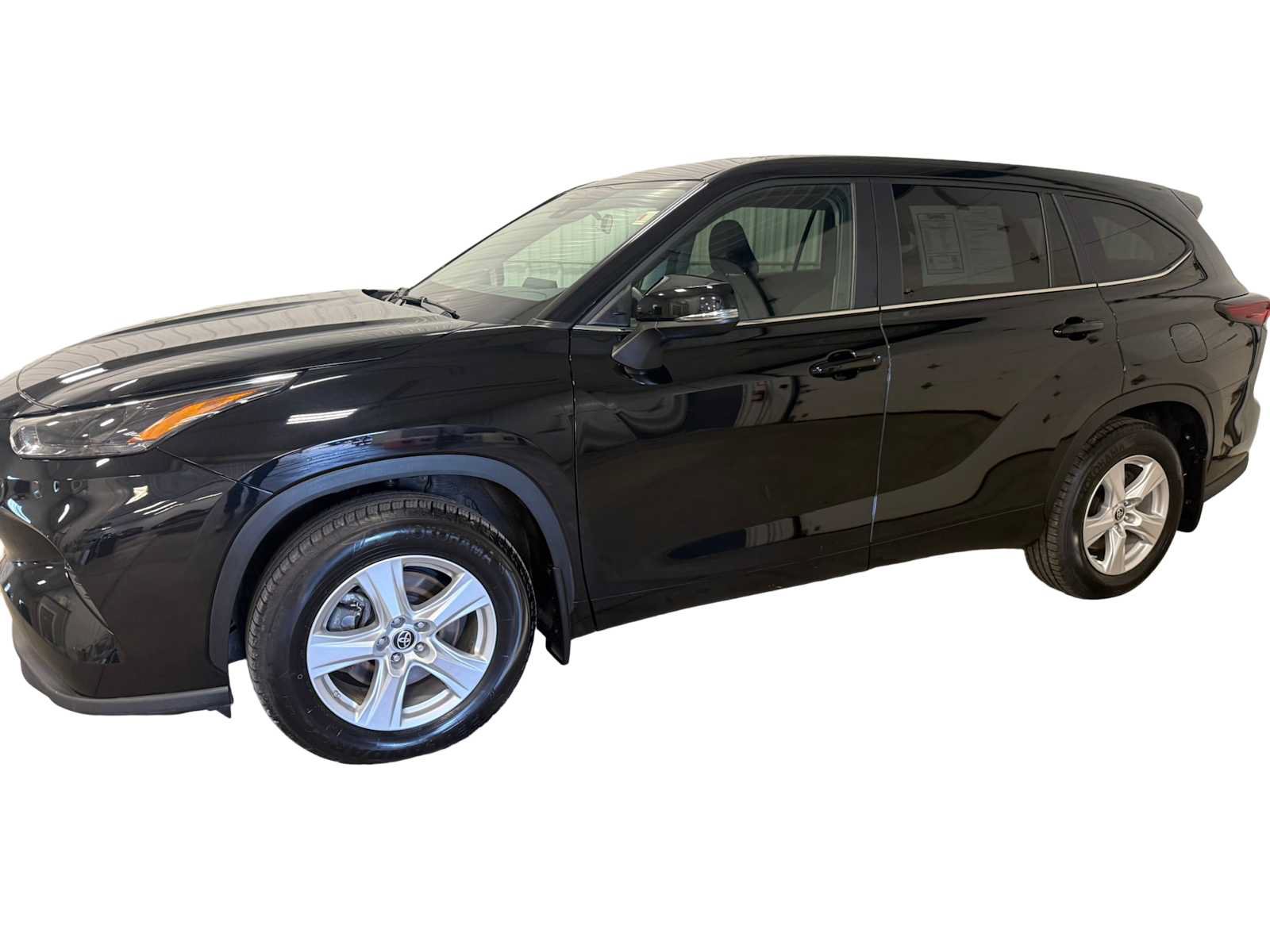 Used 2024 Toyota Highlander LE AWD/4WD image 2