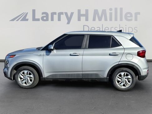 Used 2021 Hyundai Venue SE image 2
