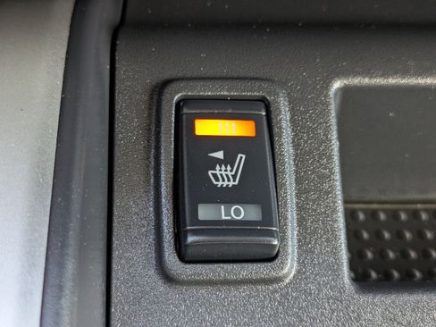 Used 2021 Nissan Titan SV w/ SV Convenience Package image 28