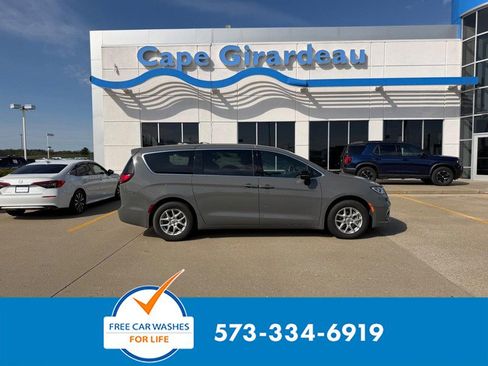 Used 2025 Chrysler Pacifica Select FWD image 1