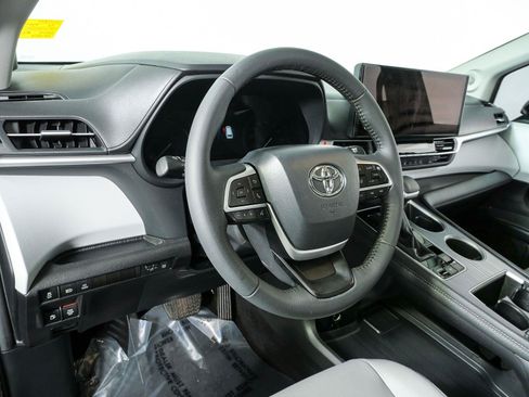 Used 2025 Toyota Sienna XLE w/ XLE Plus Package FWD image 4