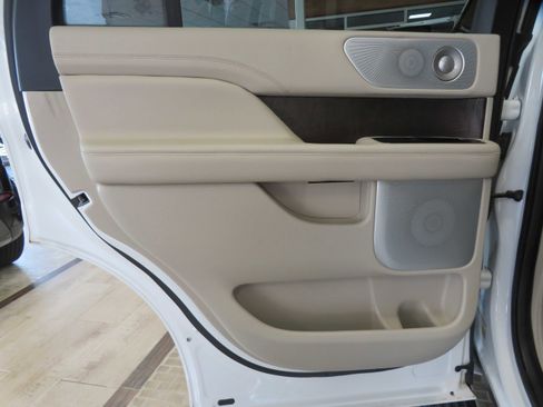 Used 2020 Lincoln Navigator Reserve w/ Luxury Package image 17