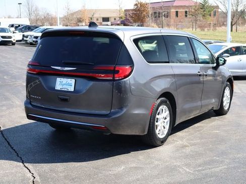 Used 2023 Chrysler Pacifica Touring-L image 6