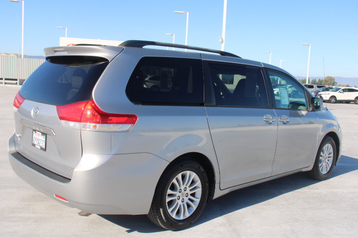 Used 2013 Toyota Sienna XLE FWD image 3