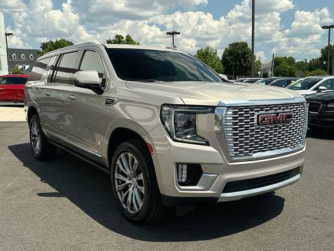 Used 2021 GMC Yukon XL Denali w/ Denali Premium Package AWD/4WD image 2